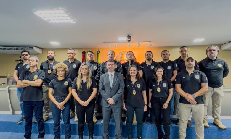 Vereador Dinho Papa-léguas homenageia Agentes da Delegacia de Roubos e Furtos de Campina Grande Vereador Dinho Papa-léguas homenageia Agentes da Delegacia de Roubos e Furtos de Campina Grande