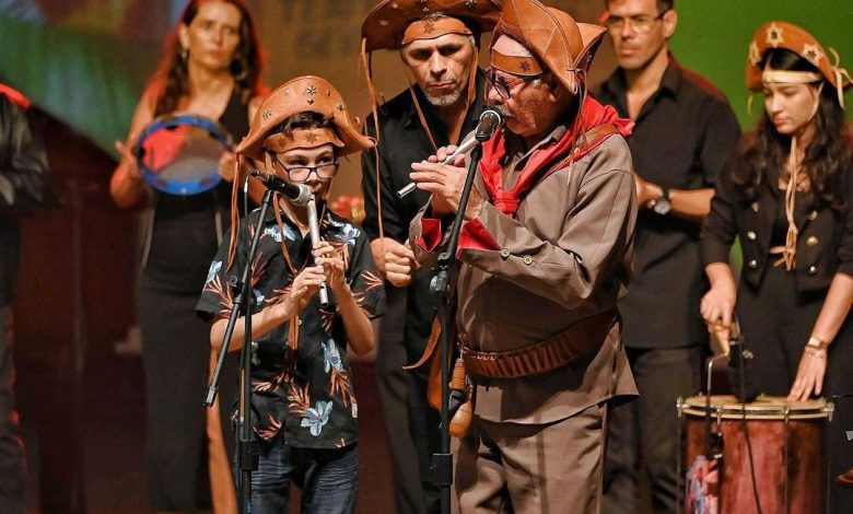 Dia dos Pais: professor do Centro Cultural Lourdes Ramalho relata sobre legado da música na família e como essa herança tem aproximado gerações