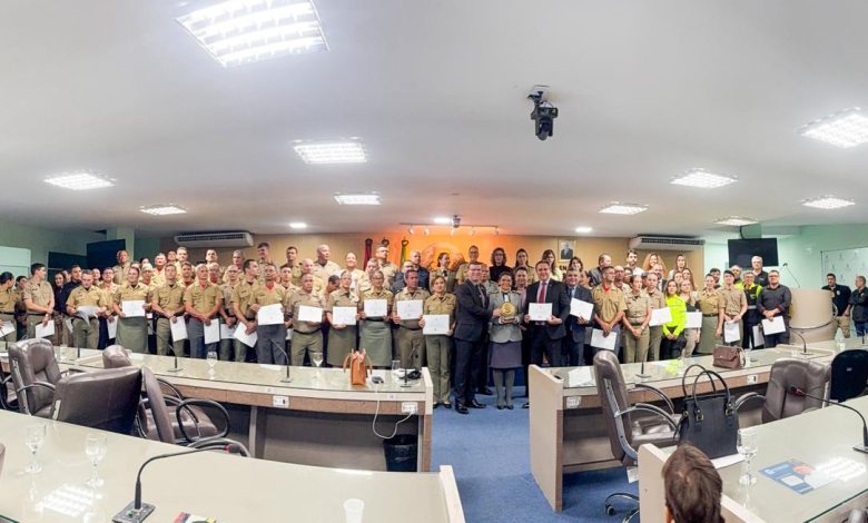 Vereador Dinho Papa-léguas homenageia o Centro Integrado de comando e controle de Campina Grande com a Medalha de Honra ao Mérito Vereador Dinho Papa-léguas homenageia o Centro Integrado de comando e controle de Campina Grande com a Medalha de Honra ao Mérito