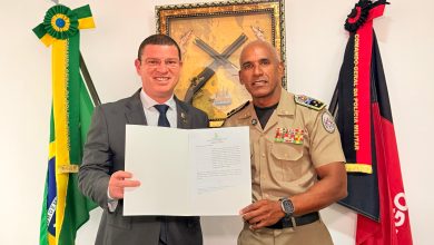 Vereador Dinho Papa-léguas reforça apoio à Polícia Militar e destaca cumprimento da Lei da Gratuidade.