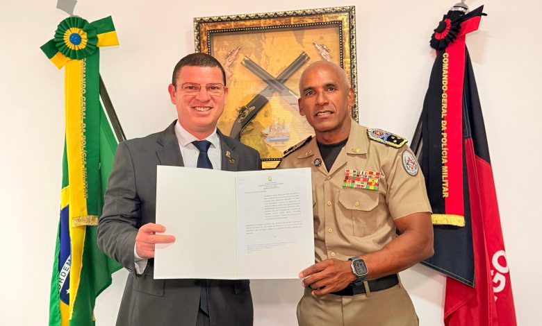 Vereador Dinho Papa-léguas reforça apoio à Polícia Militar e destaca cumprimento da Lei da Gratuidade. Vereador Dinho Papa-léguas reforça apoio à Polícia Militar e destaca cumprimento da Lei da Gratuidade.