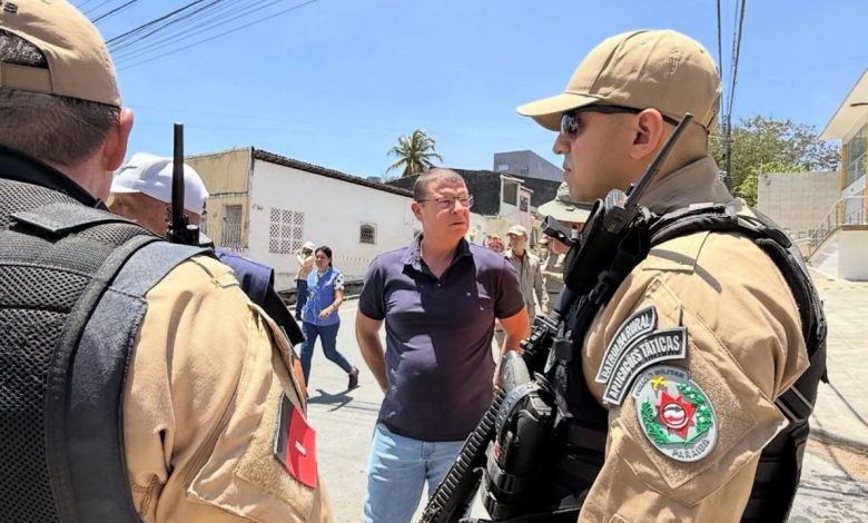 Vereador Dinho Papa-Léguas presta solidariedade às vítimas de tragédia no bairro Centenário Vereador Dinho Papa-Léguas presta solidariedade às vítimas de tragédia no bairro Centenário