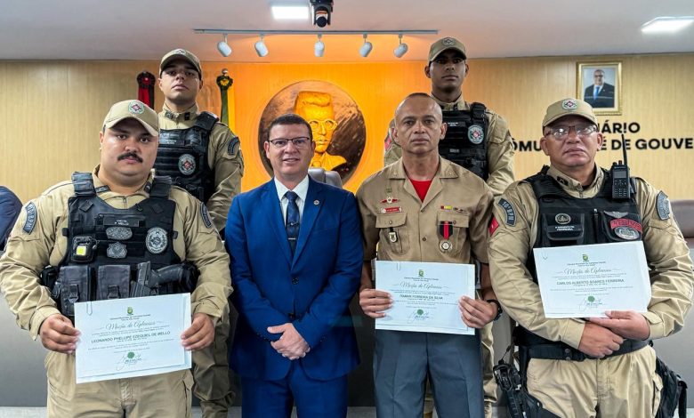 Vereador Dinho Papaleguas destaca ação heroica de policiais e bombeiros que salvaram vida no bairro do Glória Vereador Dinho Papaleguas destaca ação heroica de policiais e bombeiros que salvaram vida no bairro do Glória