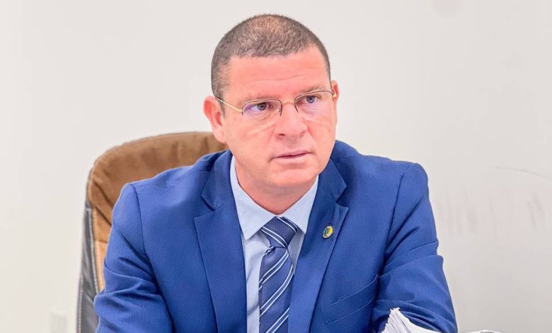 Vereador Dinho Papa-Léguas reage à suspensão da Lei 9.257 e anuncia medidas para garantir direitos dos agentes de segurança.